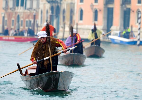 ヴェネツィア、カナル・グランデ　神現祭のコスチュームを着たゴンドラの船頭たち - Sputnik 日本