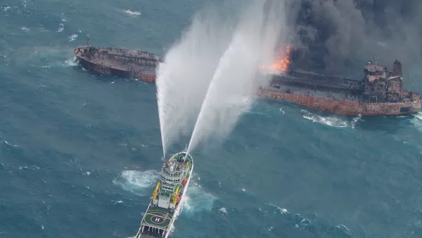 東シナ海で炎上のタンカー