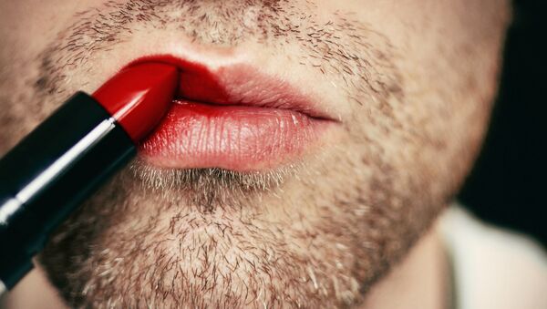 Мужчина красит губы помадой - Sputnik 日本