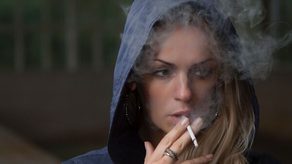 タバコを吸っている女性 - Sputnik 日本