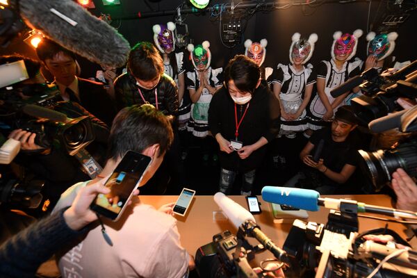コンサート終了後にファンと記念撮影する「仮想通貨少女」のメンバーたち - Sputnik 日本
