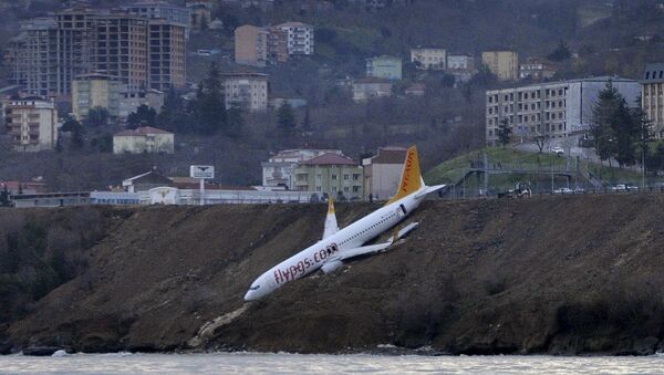トルコで乗客１６２人を乗せた旅客機が着陸に失敗　崖の斜面で止まる【写真・動画】 - Sputnik 日本