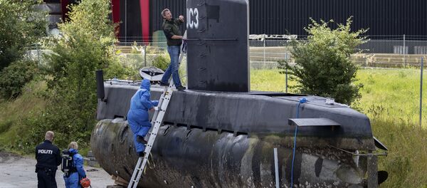 Police technicians board the amateur -built submarine UC3 Nautilus on a pier in Copenhagen harbour, Denmark, Sunday, Aug. 13, 2017, to conduct forensic probes in connection with a murder investigation. - Sputnik 日本