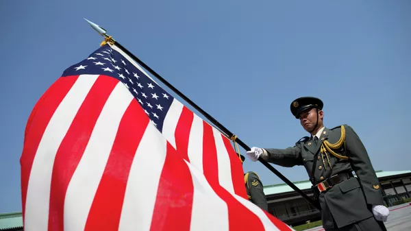 Japanese soldier holds and American Flag as President Barack Obama participates in a welcome ceremony with Japanese Emperor Akihito's wife Empress Michiko at the Imperial Palace in Tokyo - Sputnik 日本