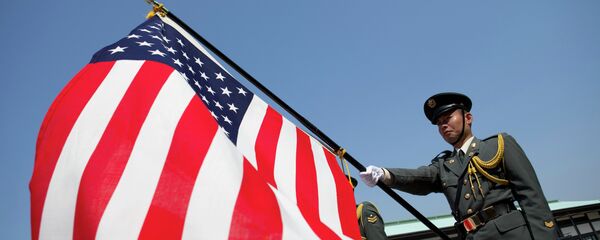 Japanese soldier holds and American Flag as President Barack Obama participates in a welcome ceremony with Japanese Emperor Akihito's wife Empress Michiko at the Imperial Palace in Tokyo Japanese soldier holds and American Flag as President Barack Obama participates in a welcome ceremony with Japanese Emperor Akihito's wife Empress Michiko at the Imperial Palace in Tokyo - Sputnik 日本