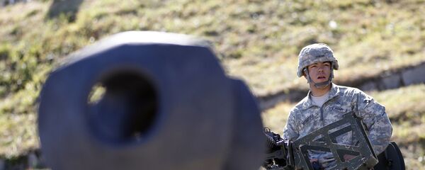 Военнослужащий США на самоходной артиллерийской установке M109A6 Paladin Военнослужащий США на самоходной артиллерийской установке M109A6 Paladin - Sputnik 日本