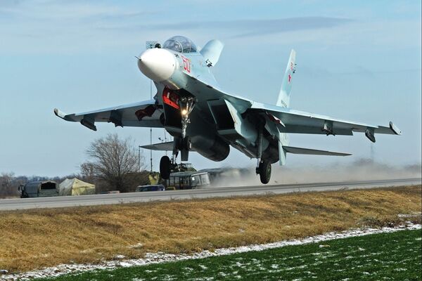 着陸時の戦闘機Su-30Ｍ2　ロシア、ロストフ州での演習で - Sputnik 日本