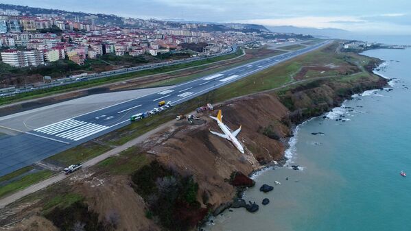ペガサス航空機　トルコのトラブゾン空港滑走路外れ - Sputnik 日本
