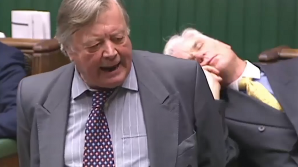 UK politician Desmond Swayne falls asleep during live broadcast of House of Commons debate - Sputnik 日本