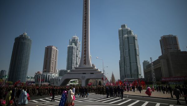 Военнослужащие Корейской народной армии и жители города во время торжественной церемонии открытия нового жилого комплекса в Пхеньяне - Sputnik 日本