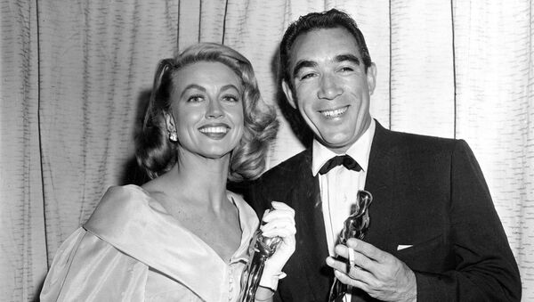 Лауреаты премии Оскар Дороти Мэлоун и Энтони Куинн в Голливуде, Калифорния. 27 марта 1957 - Sputnik 日本