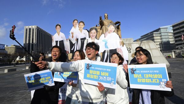 College students take a selfie with cutouts of North Korean cheerleaders during a rally to welcome the outcome of a meeting between South and North Korea, in Seoul, South Korea, Wednesday, Jan. 10, 2018 - Sputnik 日本