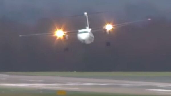 Кадр из видео с виртуозной посадкой самолета в аэропорту Дюссельдорфа во время урагана Фридерике - Sputnik 日本