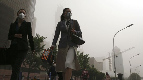 Девушки в масках от смога в центре Пекина - Sputnik 日本