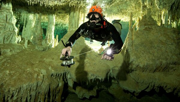 Участник исследовательского проекта Gran Acuífero Maya изучает крупнейшую в мире затопленную пещеру в районе мексиканского штата Кинтана-Роо - Sputnik 日本
