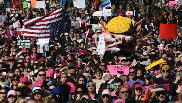 Protesters, part of a 500,000 strong crowd, raise their hands during the Women's Rally on the one-year anniversary of the first Women's March, when millions marched around the world to protest US President Donald Trump's inauguration, in Los Angeles, California on January 20, 2018. - Sputnik 日本