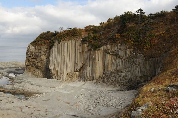 クナシル島にあるストルプチャティ岬（材木岩）の崖 - Sputnik 日本
