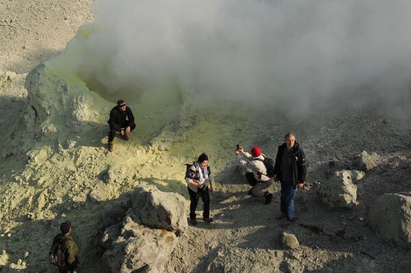 クナシル島にあるゴロヴニン火山（泊山）のカルデラと火山の硫黄 - Sputnik 日本