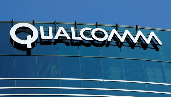 The logo of chipmaker Qualcomm Inc is pictured on its building in San Diego, California, U.S. July 22, 2008 - Sputnik 日本