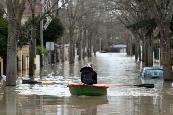 洪水のパリ　ボートで移動する市民 - Sputnik 日本