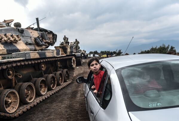 トルコの少女　シリアとの国境に集められる兵士と戦車を車窓から眺める - Sputnik 日本