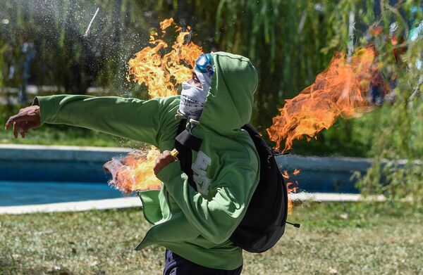 警官オスカル・ペレス除名で起きた衝突　抗議市民がオモン（特別任務民警支隊）に火炎瓶を投げつける　カラカス - Sputnik 日本