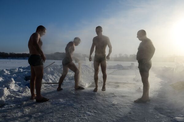 ノボシビルスク、レーニン地区の湖、神現祭で氷湖で泳ぐスポーツ鍛錬クラブのメンバー - Sputnik 日本
