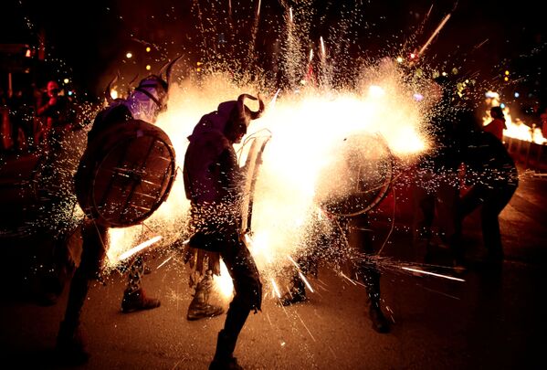 スペイン、マヨルカ島の伝統の火祭り「コレフォック」で悪魔に扮装した人たち　パルマ・デ・マヨルカ - Sputnik 日本