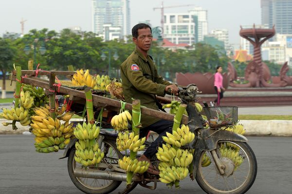 オートバイのバナナ売り　カンボジア、プノンペン - Sputnik 日本