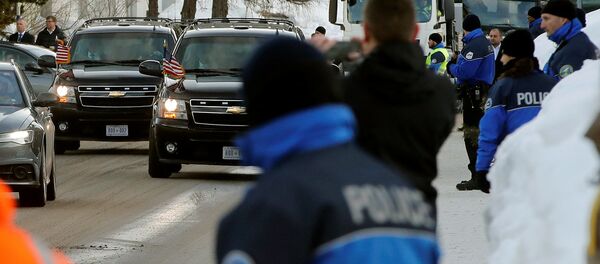 トランプ氏車列の車、警官に接触 ダボス トランプ氏車列の車、警官に接触 ダボス - Sputnik 日本