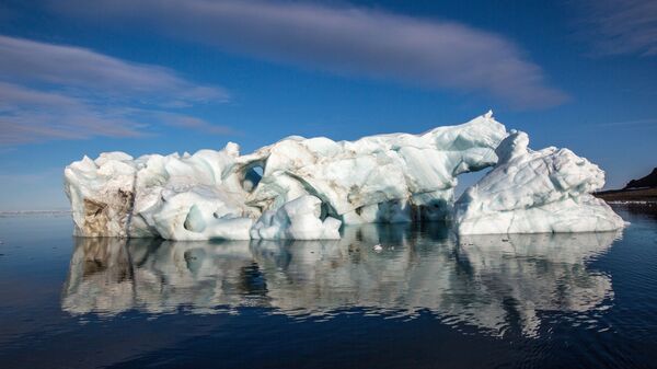 Айсберг у берегов одного из островов архипелага Земля Франца-Иосифа - Sputnik 日本