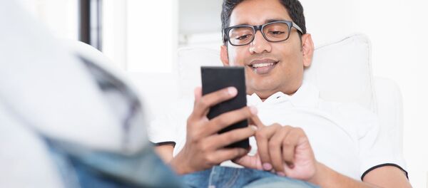 Индийский парень с мобильным телефоном в руках Индийский парень с мобильным телефоном в руках - Sputnik 日本