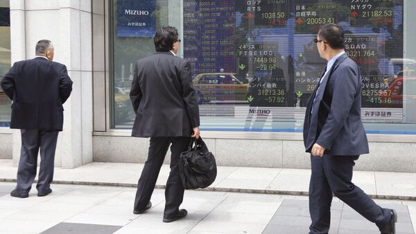 Прохожие в Токио смотрят на экран с биржевыми котировками - Sputnik 日本