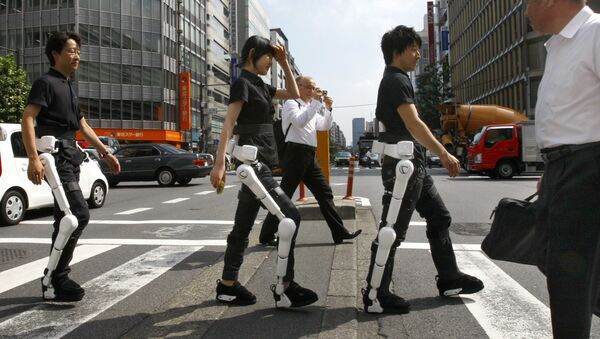 Сотрудники японской компании Cyberdyne переходят дорогу в Токио в экзоскелетах HAL собственного производства - Sputnik 日本