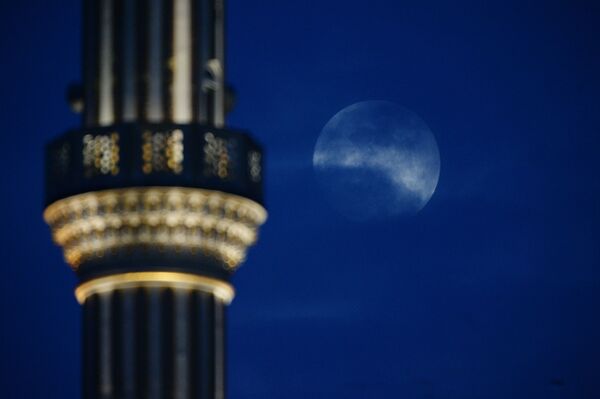 グロズニーのモスク「チェチェンの心」の近くで観測されたスーパームーン - Sputnik 日本