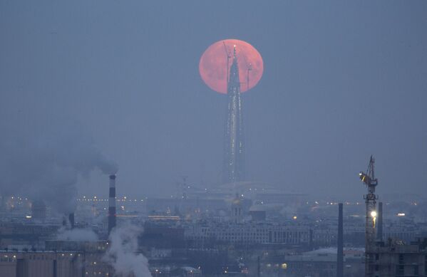 スーパームーン時のサンクトペテルブルクの高層ビル「ラフタセンター」の眺め - Sputnik 日本