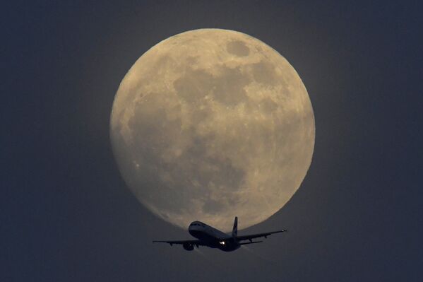 英ロンドン上空の満月と飛行機 - Sputnik 日本