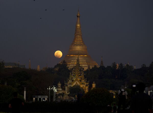 ミャンマー最大の都市ヤンゴンの寺院シュエダゴン・パゴダの上の満月 - Sputnik 日本
