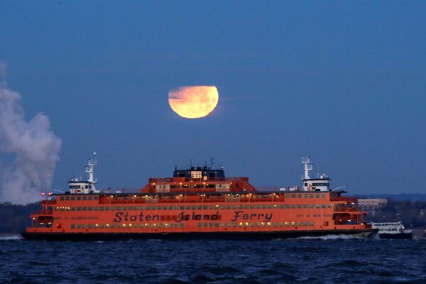 満月とスタテン島フェリー　米国 - Sputnik 日本