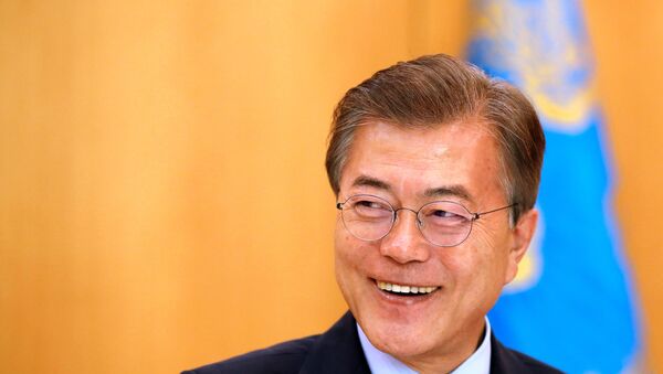 South Korean President Moon Jae-in smiles during Reuters interview in Seoul. - Sputnik 日本