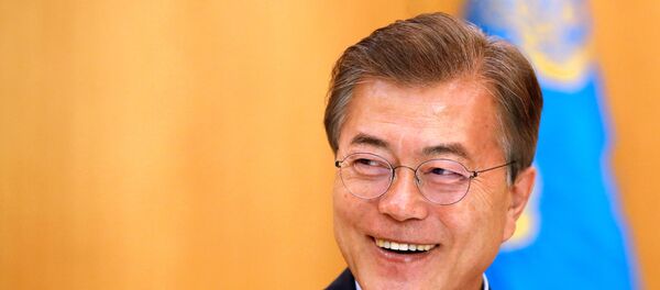 South Korean President Moon Jae-in smiles during Reuters interview in Seoul. - Sputnik 日本