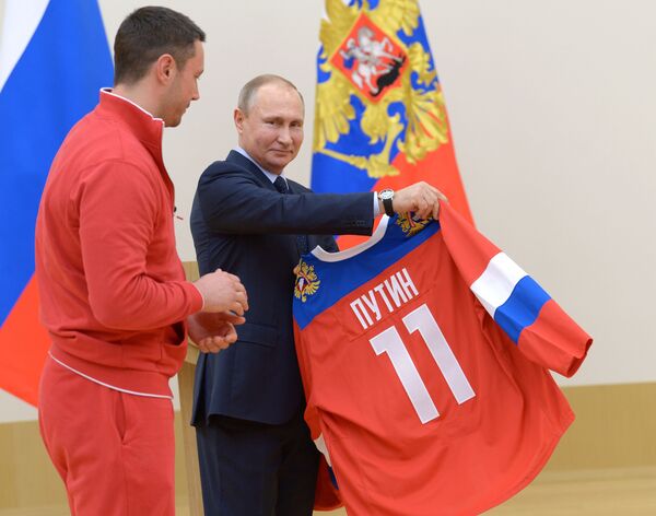プーチン大統領とアイスホッケーロシア代表選手イリヤ・コワルチュク　ロシアのアスリートとの面会で - Sputnik 日本