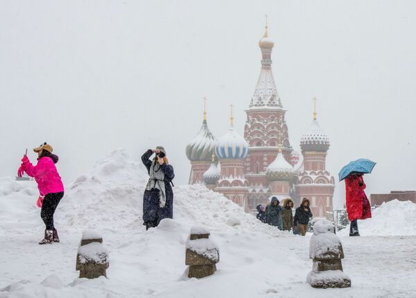 モスクワにある雪の積もった赤の広場を楽しむ観光客 - Sputnik 日本