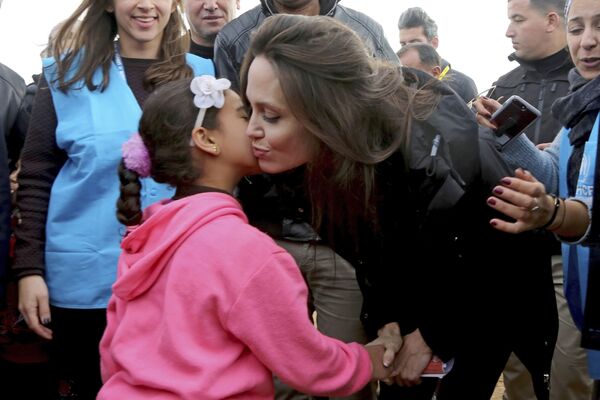国連難民高等弁務官事務所（UNHCR）特使で女優のアンジェリーナ・ジョリーがシリアの難民キャンプを訪問し、シリアの少女に頬にキスをする - Sputnik 日本