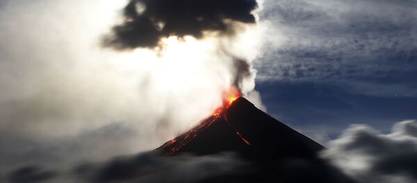 Луна в облаке вулканического пепла вулкана Майон на Филиппинах Луна в облаке вулканического пепла вулкана Майон на Филиппинах - Sputnik 日本