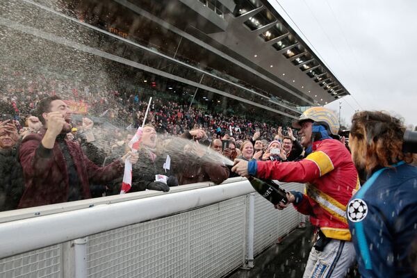 スウェーデンの騎手ビョルン・グール（Björn Goop）がパリで行われた「Grand Prix d'Amerique horse race 」の勝利を祝っている - Sputnik 日本