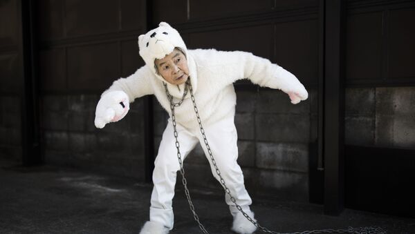 Японка Кимико Нишимото, одетая в костюм собаки, в момент фотосъемки у своего дома Кумамото - Sputnik 日本