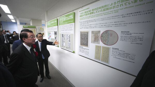 Министр по территориальным вопросам Японии Тэцума Эсаки на выставке Суверенные территории Японии в Национальном музее территории и суверенитета в Токио - Sputnik 日本