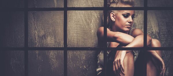 Красивая девушка за решеткой - Sputnik 日本