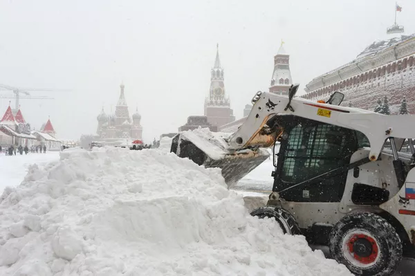 モスクワの赤の広場で除雪を行う車両 モスクワの赤の広場で除雪を行う車両 - Sputnik 日本